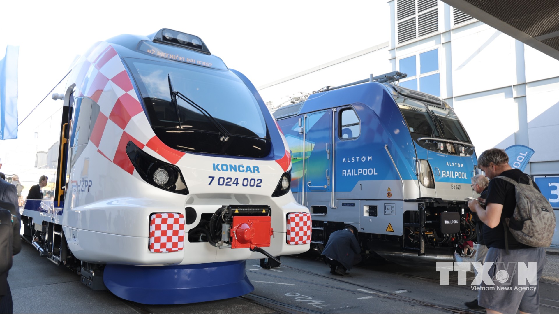 Những đầu tàu công nghệ hiện đại được trưng bày tại InnoTrans. (Ảnh: Thu Hằng/TTXVN)